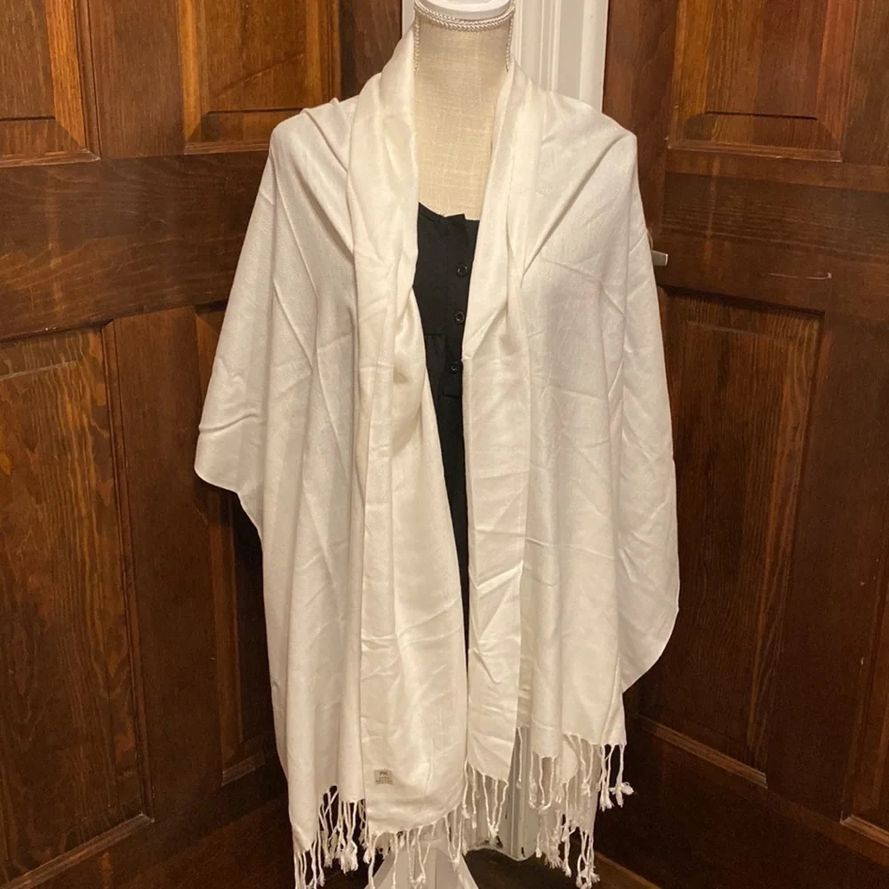 Off white casual scarf/wrap with fringe size 74X28
